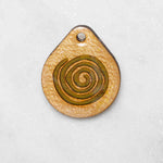 Lade das Bild in den Galerie-Viewer, Holz Schlüsselanhänger mit Leuchtpigment – Esoterische Symbole