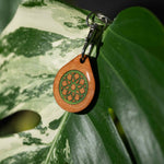 Lade das Bild in den Galerie-Viewer, Leuchtender Mandala-Schlüsselanhänger aus Holz