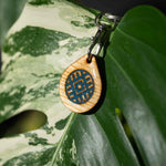 Lade das Bild in den Galerie-Viewer, Leuchtender Mandala-Schlüsselanhänger aus Holz