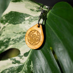 Lade das Bild in den Galerie-Viewer, Leuchtender Mandala-Schlüsselanhänger aus Holz