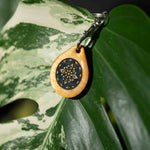 Lade das Bild in den Galerie-Viewer, Leuchtender Mandala-Schlüsselanhänger aus Holz