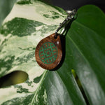 Lade das Bild in den Galerie-Viewer, Leuchtender Mandala-Schlüsselanhänger aus Holz