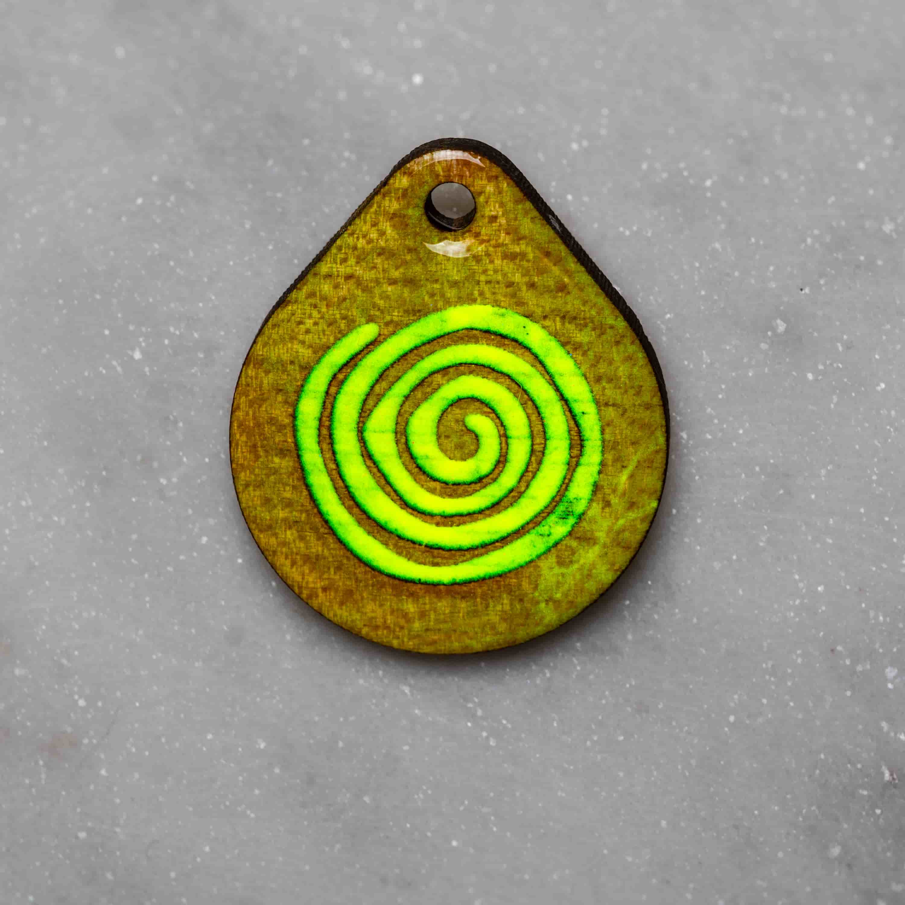 Holz Schlüsselanhänger mit Leuchtpigment – Esoterische Symbole