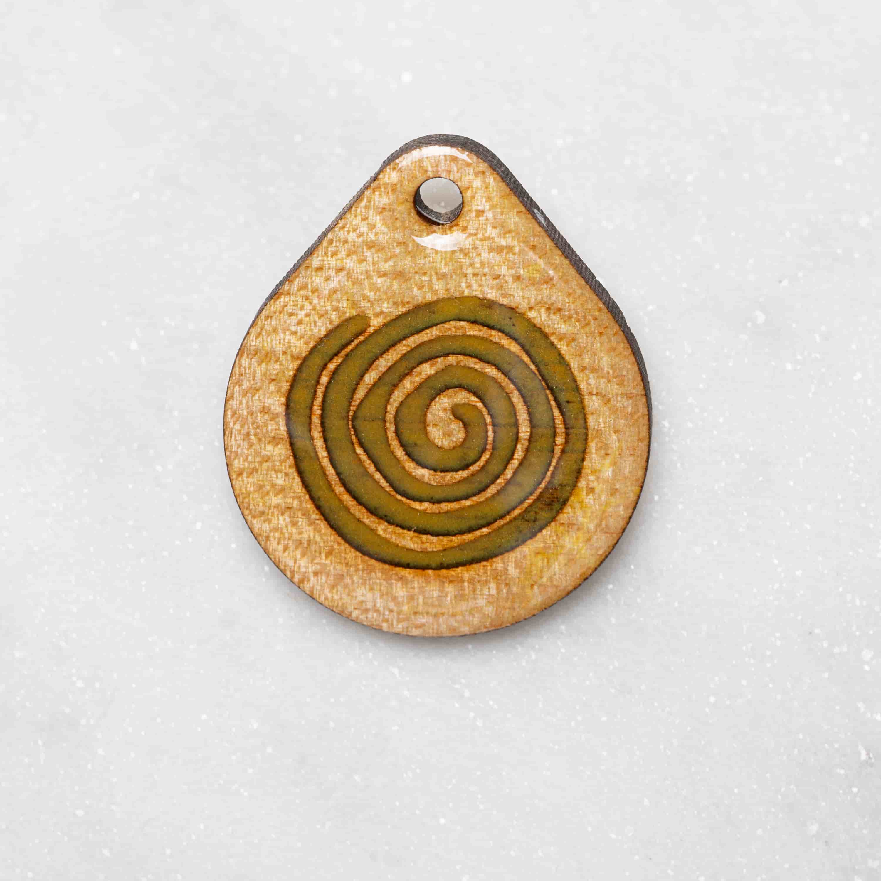 Holz Schlüsselanhänger mit Leuchtpigment – Esoterische Symbole