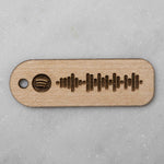 Lade das Bild in den Galerie-Viewer, Schlüsselanhänger &quot;Dein Song&quot; aus Ahornholz mit eingraviertem Spotify-Code – personalisiertes Geschenk für Musikfans
