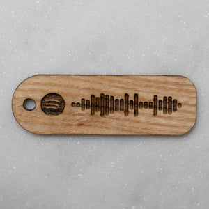 Handgemachter Holzschlüsselanhänger "Dein Song" aus Eschenholz mit Spotify-Scan-Code