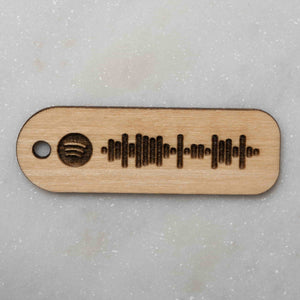 Personalisierter Holzanhänger "Dein Song" aus Lindenholz mit Spotify-Code – handgemacht