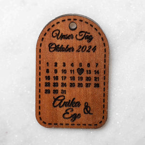 Holzschlüsselanhänger "Unser Tag" aus Birnenholz mit individueller Gravur – Geschenk zum Jahrestag oder zur Hochzeit