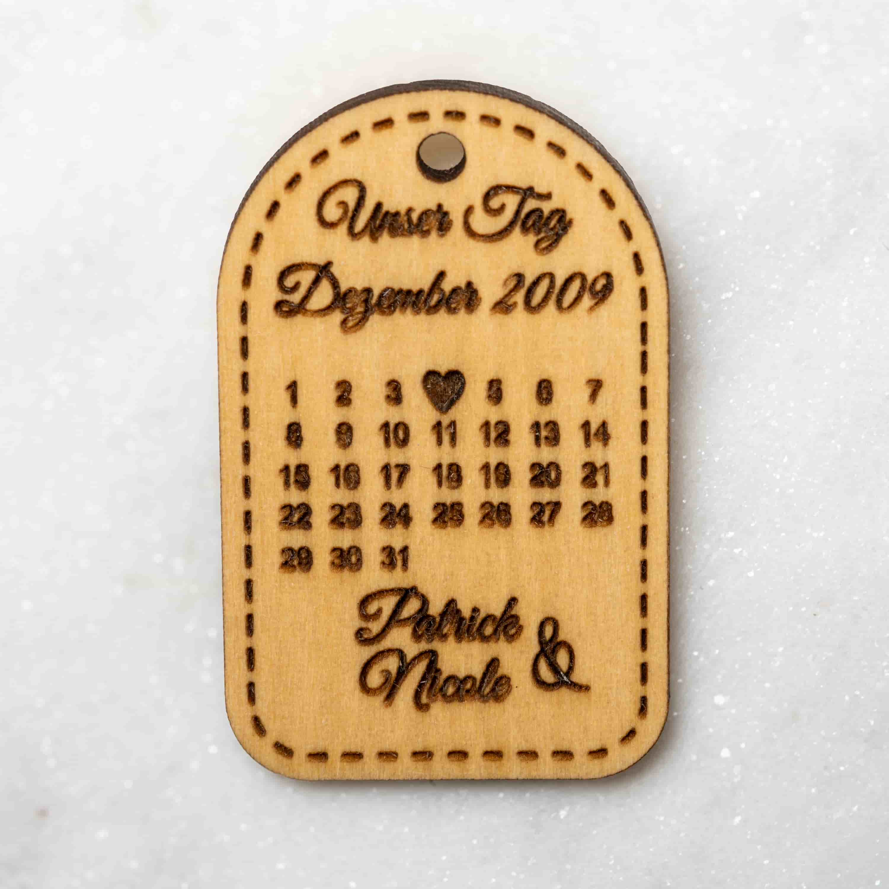 Personalisierter Holzschlüsselanhänger "Unser Tag" aus Lindenholz – individuelles Hochzeitsgeschenk